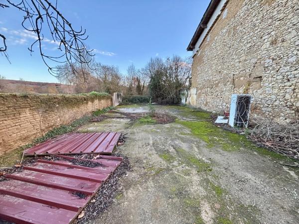 Ancien immeuble à rénover de 410 m² avec jardin et parking privatif – Larrazet (82)