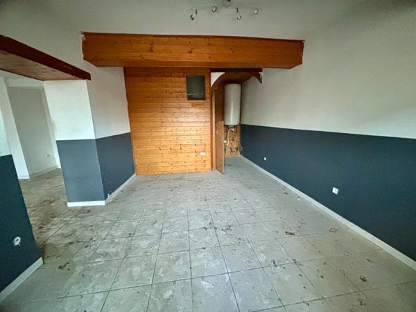 Ancien immeuble à rénover de 410 m² avec jardin et parking privatif – Larrazet (82)