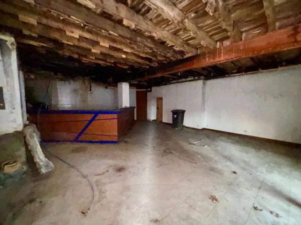 Ancien immeuble à rénover de 410 m² avec jardin et parking privatif – Larrazet (82)