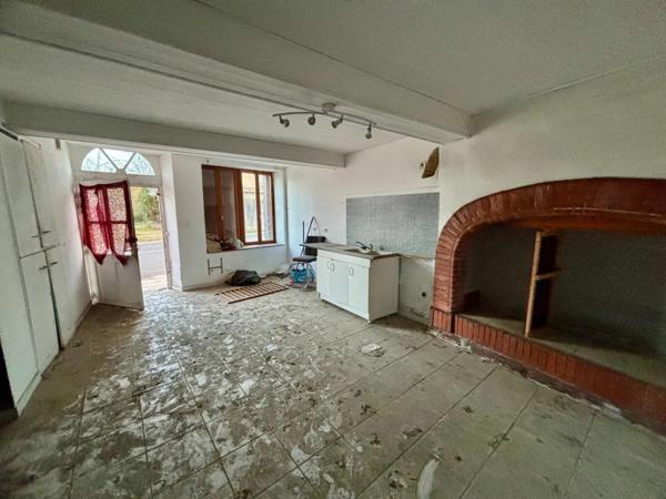 Ancien immeuble à rénover de 410 m² avec jardin et parking privatif – Larrazet (82)