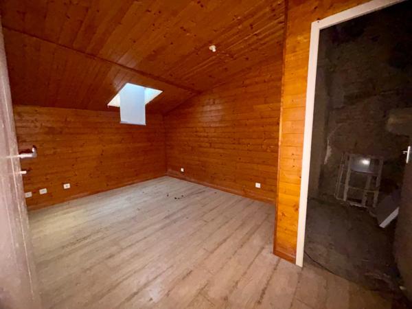 Ancien immeuble à rénover de 410 m² avec jardin et parking privatif – Larrazet (82)