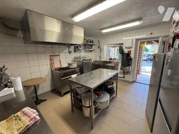LOCAL COMMERCIAL : FONDS DE COMMERCE ET MURS 159 m2