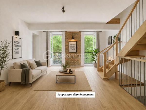 De nature citadine, vous appréciez les centres commerciaux, l'effervescence du monde moderne, les accès rapides autoroutiers. Pourtant, vous êtes sensibles aux ambiances de village, au pain que l'on va chercher à pied, à la supérette toujours là pour dépanner et plus encore, au boucher qui vous conseille pour le déjeuner du week-end, aux allées ombragées où la circulation se fait rare, où la recherche d'un stationnement n'est pas mission impossible...
Vous rêvez de pouvoir conjuguer deux univers que tout semble opposer. 
C'est pourtant ce que vous propose ce logement en duplex, au 1er et 2ème étage d'une maison de village. Laissez vous séduire par ce bien atypique situé au coeur du vieux Portet sur Garonne, à quelques minutes des berges.
Parquet, poutres, briquettes et une touche de pierres & galets... l'authenticité et le charme sont au rendez-vous. 
Vous voulez en savoir plus ? 
Appelez nous.