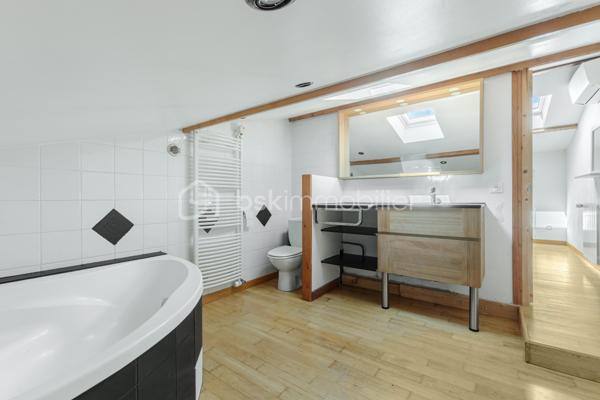 De nature citadine, vous appréciez les centres commerciaux, l'effervescence du monde moderne, les accès rapides autoroutiers. Pourtant, vous êtes sensibles aux ambiances de village, au pain que l'on va chercher à pied, à la supérette toujours là pour dépanner et plus encore, au boucher qui vous conseille pour le déjeuner du week-end, aux allées ombragées où la circulation se fait rare, où la recherche d'un stationnement n'est pas mission impossible...
Vous rêvez de pouvoir conjuguer deux univers que tout semble opposer. 
C'est pourtant ce que vous propose ce logement en duplex, au 1er et 2ème étage d'une maison de village. Laissez vous séduire par ce bien atypique situé au coeur du vieux Portet sur Garonne, à quelques minutes des berges.
Parquet, poutres, briquettes et une touche de pierres & galets... l'authenticité et le charme sont au rendez-vous. 
Vous voulez en savoir plus ? 
Appelez nous.