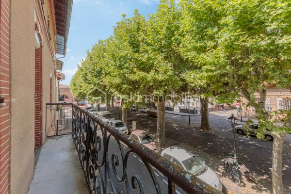 De nature citadine, vous appréciez les centres commerciaux, l'effervescence du monde moderne, les accès rapides autoroutiers. Pourtant, vous êtes sensibles aux ambiances de village, au pain que l'on va chercher à pied, à la supérette toujours là pour dépanner et plus encore, au boucher qui vous conseille pour le déjeuner du week-end, aux allées ombragées où la circulation se fait rare, où la recherche d'un stationnement n'est pas mission impossible...
Vous rêvez de pouvoir conjuguer deux univers que tout semble opposer. 
C'est pourtant ce que vous propose ce logement en duplex, au 1er et 2ème étage d'une maison de village. Laissez vous séduire par ce bien atypique situé au coeur du vieux Portet sur Garonne, à quelques minutes des berges.
Parquet, poutres, briquettes et une touche de pierres & galets... l'authenticité et le charme sont au rendez-vous. 
Vous voulez en savoir plus ? 
Appelez nous.