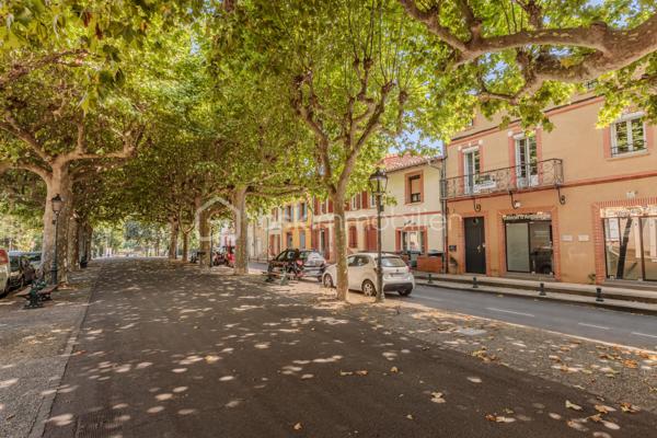 De nature citadine, vous appréciez les centres commerciaux, l'effervescence du monde moderne, les accès rapides autoroutiers. Pourtant, vous êtes sensibles aux ambiances de village, au pain que l'on va chercher à pied, à la supérette toujours là pour dépanner et plus encore, au boucher qui vous conseille pour le déjeuner du week-end, aux allées ombragées où la circulation se fait rare, où la recherche d'un stationnement n'est pas mission impossible...
Vous rêvez de pouvoir conjuguer deux univers que tout semble opposer. 
C'est pourtant ce que vous propose ce logement en duplex, au 1er et 2ème étage d'une maison de village. Laissez vous séduire par ce bien atypique situé au coeur du vieux Portet sur Garonne, à quelques minutes des berges.
Parquet, poutres, briquettes et une touche de pierres & galets... l'authenticité et le charme sont au rendez-vous. 
Vous voulez en savoir plus ? 
Appelez nous.