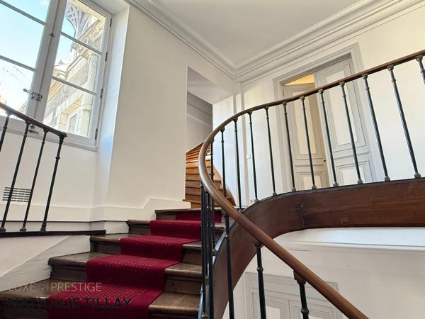 Appartement esprit loft, a vendre, Face Loire Orleans, dernier etage en hotel particulier