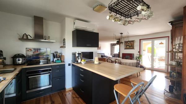 Astucieuse villa T5 de plain-pied, alliant élégance, qualité et rentabilité grâce à ses confortables revenus « solaires »