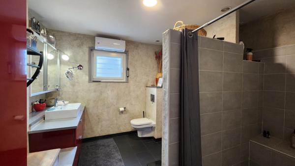 Astucieuse villa T5 de plain-pied, alliant élégance, qualité et rentabilité grâce à ses confortables revenus « solaires »