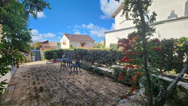 Astucieuse villa T5 de plain-pied, alliant élégance, qualité et rentabilité grâce à ses confortables revenus « solaires »