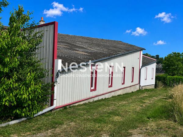 Bâtiment d'activité à vendre de 338 m² avec bureaux, grand atelier et espace de stockage au coeur du centre ville de Montval-sur-Loir (72500)