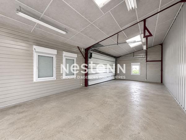 Bâtiment d'activité à vendre de 338 m² avec bureaux, grand atelier et espace de stockage au coeur du centre ville de Montval-sur-Loir (72500)