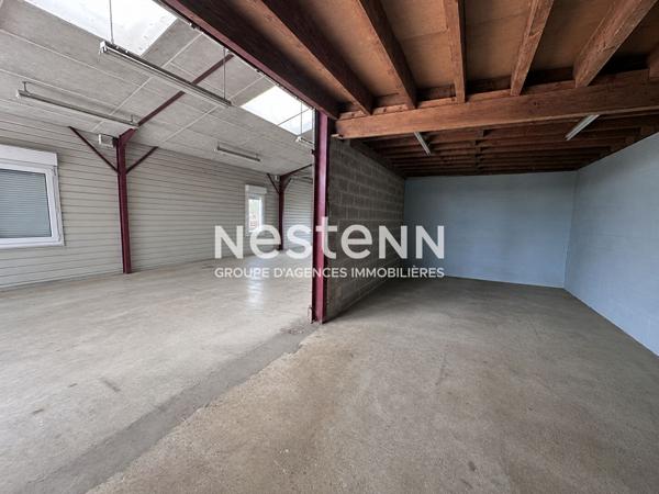 Bâtiment d'activité à vendre de 338 m² avec bureaux, grand atelier et espace de stockage au coeur du centre ville de Montval-sur-Loir (72500)