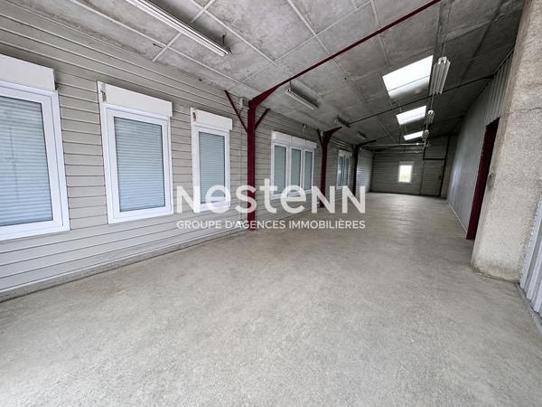 Bâtiment d'activité à vendre de 338 m² avec bureaux, grand atelier et espace de stockage au coeur du centre ville de Montval-sur-Loir (72500)