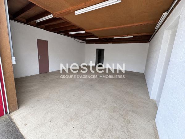 Bâtiment d'activité à vendre de 338 m² avec bureaux, grand atelier et espace de stockage au coeur du centre ville de Montval-sur-Loir (72500)