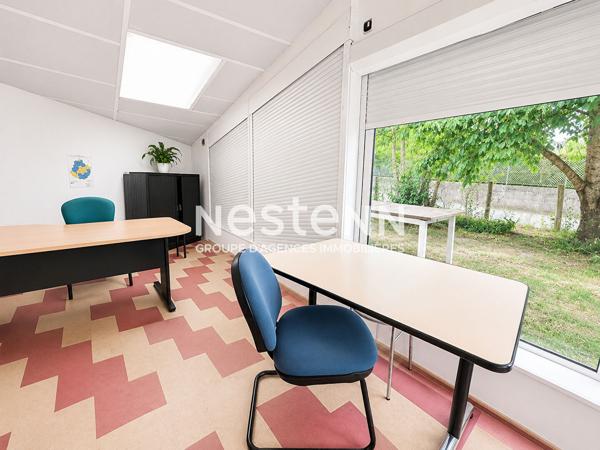 Bâtiment d'activité à vendre de 338 m² avec bureaux, grand atelier et espace de stockage au coeur du centre ville de Montval-sur-Loir (72500)