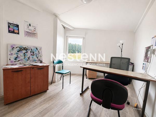Bâtiment d'activité à vendre de 338 m² avec bureaux, grand atelier et espace de stockage au coeur du centre ville de Montval-sur-Loir (72500)