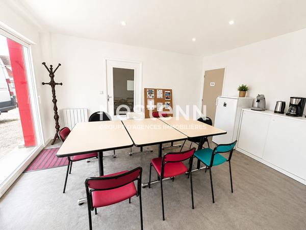 Bâtiment d'activité à vendre de 338 m² avec bureaux, grand atelier et espace de stockage au coeur du centre ville de Montval-sur-Loir (72500)