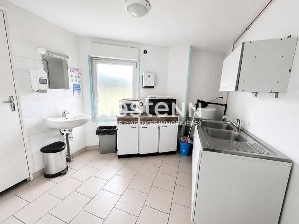 Bâtiment d'activité à vendre de 338 m² avec bureaux, grand atelier et espace de stockage au coeur du centre ville de Montval-sur-Loir (72500)