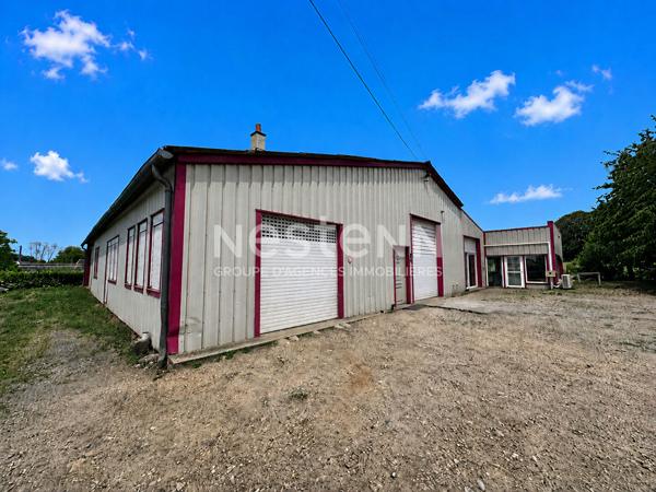Bâtiment d'activité à vendre de 338 m² avec bureaux, grand atelier et espace de stockage au coeur du centre ville de Montval-sur-Loir (72500)