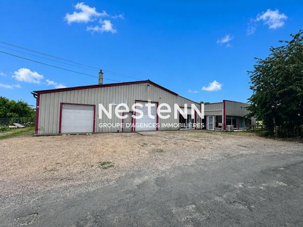Bâtiment d'activité à vendre de 338 m² avec bureaux, grand atelier et espace de stockage au coeur du centre ville de Montval-sur-Loir (72500)