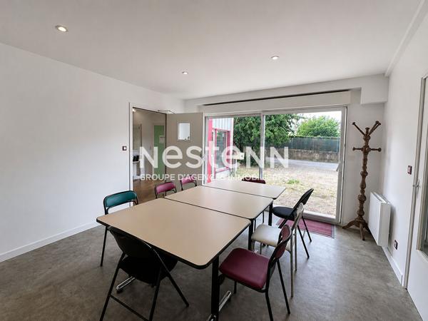 Bâtiment d'activité à vendre de 338 m² avec bureaux, grand atelier et espace de stockage au coeur du centre ville de Montval-sur-Loir (72500)