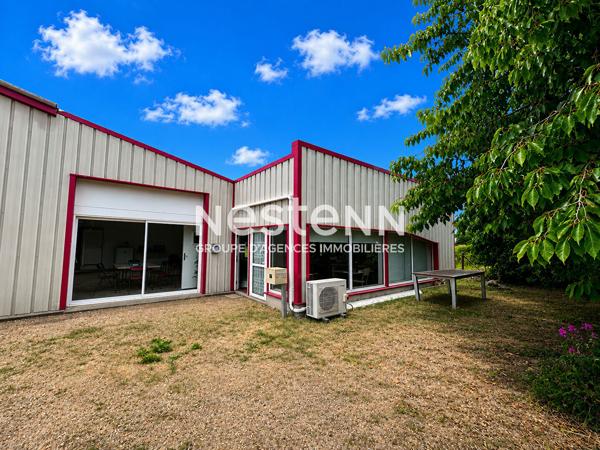 Bâtiment d'activité à vendre de 338 m² avec bureaux, grand atelier et espace de stockage au coeur du centre ville de Montval-sur-Loir (72500)