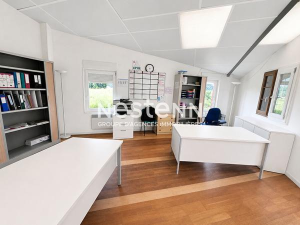 Bâtiment d'activité à vendre de 338 m² avec bureaux, grand atelier et espace de stockage au coeur du centre ville de Montval-sur-Loir (72500)