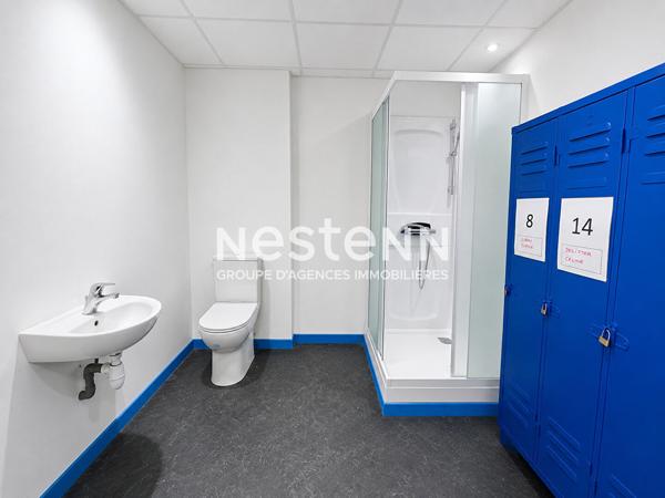Bâtiment d'activité à vendre de 338 m² avec bureaux, grand atelier et espace de stockage au coeur du centre ville de Montval-sur-Loir (72500)