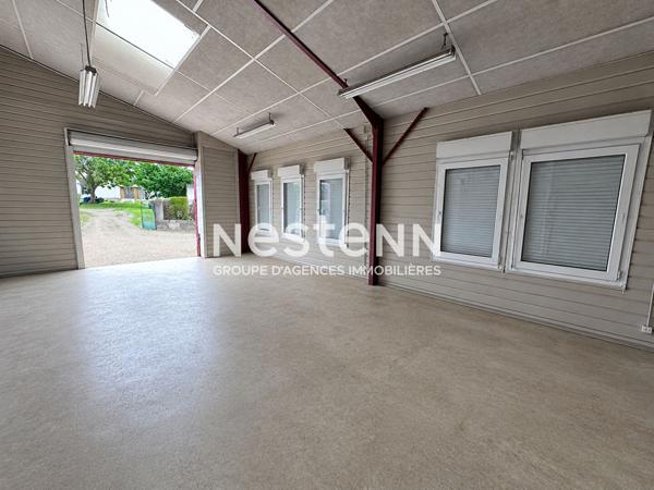 Bâtiment d'activité à vendre de 338 m² avec bureaux, grand atelier et espace de stockage au coeur du centre ville de Montval-sur-Loir (72500)