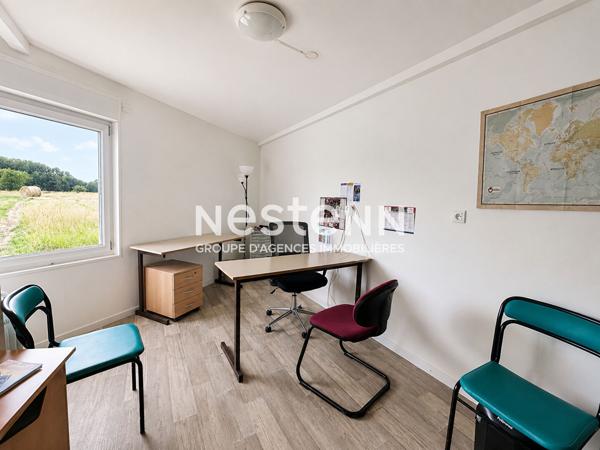 Bâtiment d'activité à vendre de 338 m² avec bureaux, grand atelier et espace de stockage au coeur du centre ville de Montval-sur-Loir (72500)