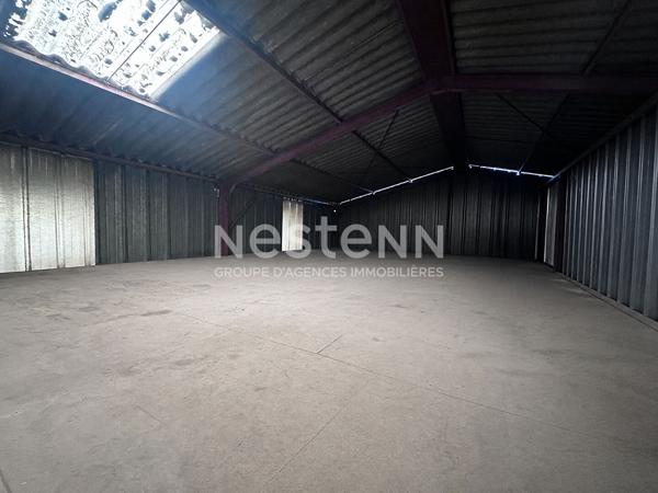Bâtiment d'activité à vendre de 338 m² avec bureaux, grand atelier et espace de stockage au coeur du centre ville de Montval-sur-Loir (72500)