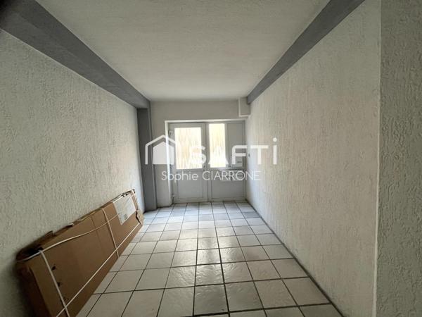 APPARTEMENT 82M2 AVEC CAVE A RENOVER; Un investissement idéal pour les adeptes de l'immobilier locatif, offrant un revenu passif substantiel dans une localité en plein essor.