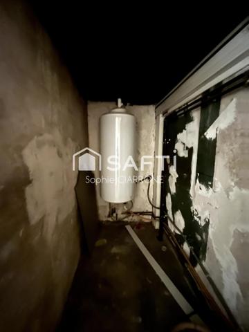 APPARTEMENT 82M2 AVEC CAVE A RENOVER; Un investissement idéal pour les adeptes de l'immobilier locatif, offrant un revenu passif substantiel dans une localité en plein essor.