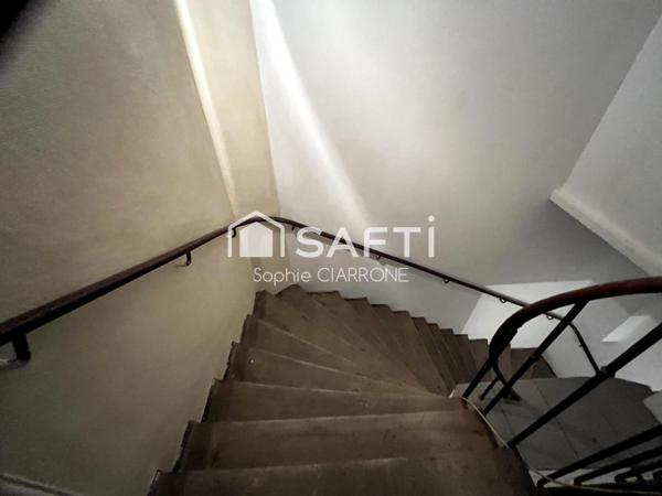 APPARTEMENT 82M2 AVEC CAVE A RENOVER; Un investissement idéal pour les adeptes de l'immobilier locatif, offrant un revenu passif substantiel dans une localité en plein essor.