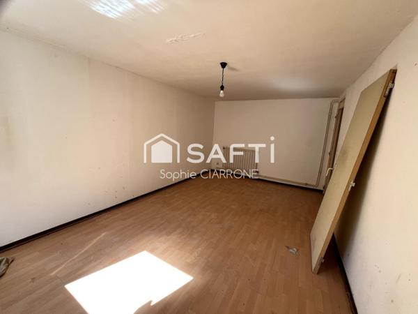 APPARTEMENT 82M2 AVEC CAVE A RENOVER; Un investissement idéal pour les adeptes de l'immobilier locatif, offrant un revenu passif substantiel dans une localité en plein essor.