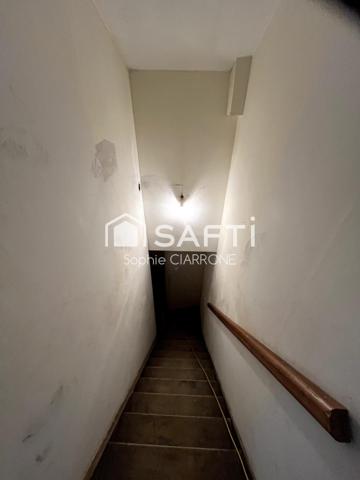 APPARTEMENT 82M2 AVEC CAVE A RENOVER; Un investissement idéal pour les adeptes de l'immobilier locatif, offrant un revenu passif substantiel dans une localité en plein essor.