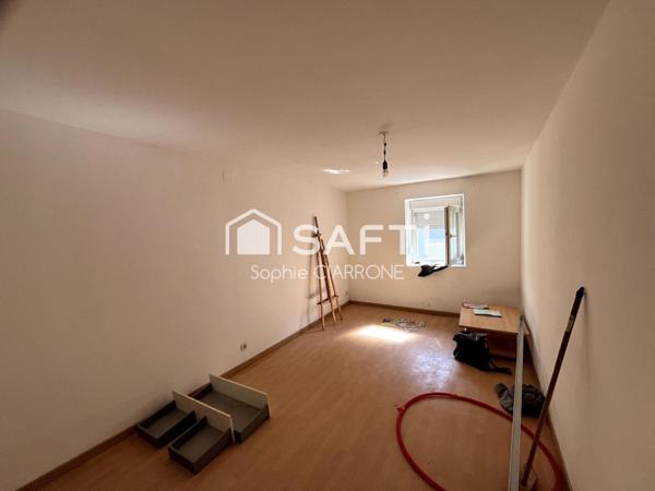 APPARTEMENT 82M2 AVEC CAVE A RENOVER; Un investissement idéal pour les adeptes de l'immobilier locatif, offrant un revenu passif substantiel dans une localité en plein essor.