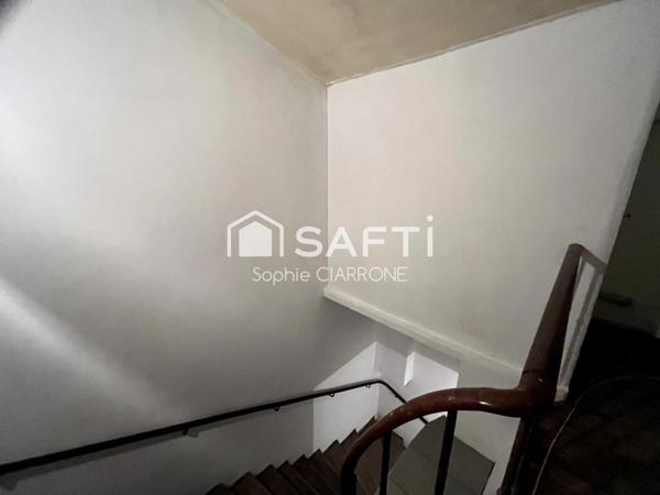 APPARTEMENT 82M2 AVEC CAVE A RENOVER; Un investissement idéal pour les adeptes de l'immobilier locatif, offrant un revenu passif substantiel dans une localité en plein essor.