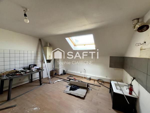 APPARTEMENT 82M2 AVEC CAVE A RENOVER; Un investissement idéal pour les adeptes de l'immobilier locatif, offrant un revenu passif substantiel dans une localité en plein essor.