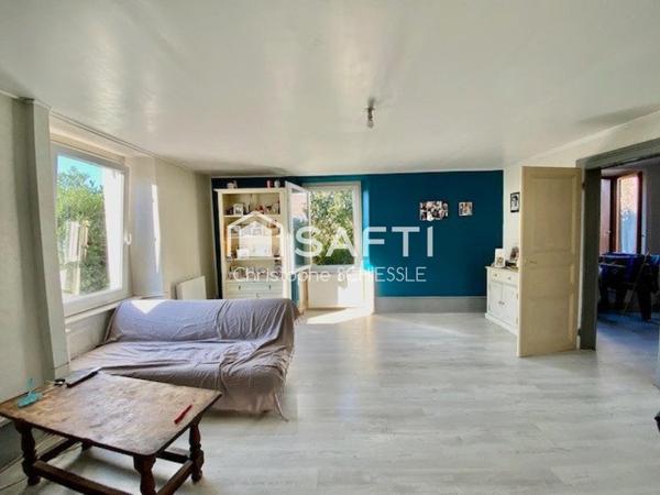 Immeuble de 3 appartements avec un garage et deux caves sur 3 ares 58