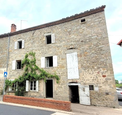 Maison de 81 m² ( agrandissements possibles) et petites dépendances sur terrain clos de 302 m² à Saint-Dier-d'Auvergne