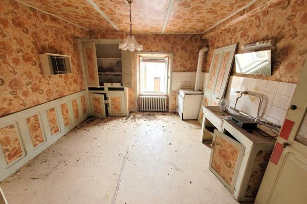 Maison de 81 m² ( agrandissements possibles) et petites dépendances sur terrain clos de 302 m² à Saint-Dier-d'Auvergne