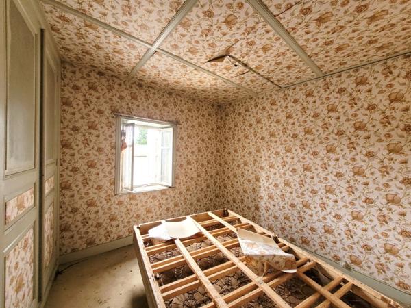 Maison de 81 m² ( agrandissements possibles) et petites dépendances sur terrain clos de 302 m² à Saint-Dier-d'Auvergne