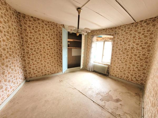 Maison de 81 m² ( agrandissements possibles) et petites dépendances sur terrain clos de 302 m² à Saint-Dier-d'Auvergne