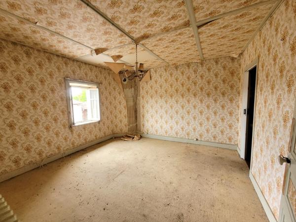 Maison de 81 m² ( agrandissements possibles) et petites dépendances sur terrain clos de 302 m² à Saint-Dier-d'Auvergne