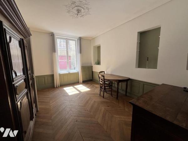 Proche Abbayes Aux Hommes - Maison de Maitre du XIXème - Terrain 620 m2 - Prévoir travaux.