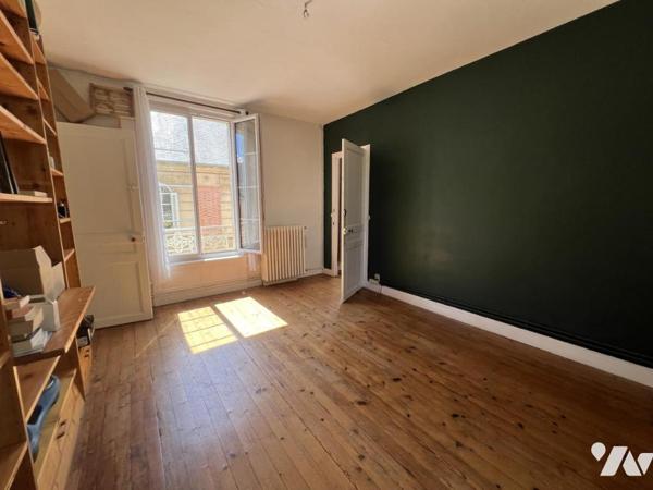 Proche Abbayes Aux Hommes - Maison de Maitre du XIXème - Terrain 620 m2 - Prévoir travaux.
