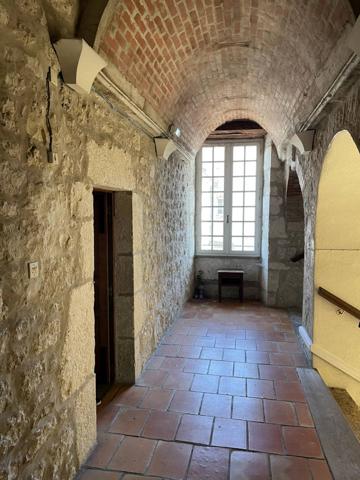 Belle bâtisse en pierre A RENOVER