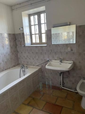 Belle bâtisse en pierre A RENOVER